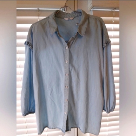 Light blue Button-up with ruffled Stiching! - Picture 5 of 7